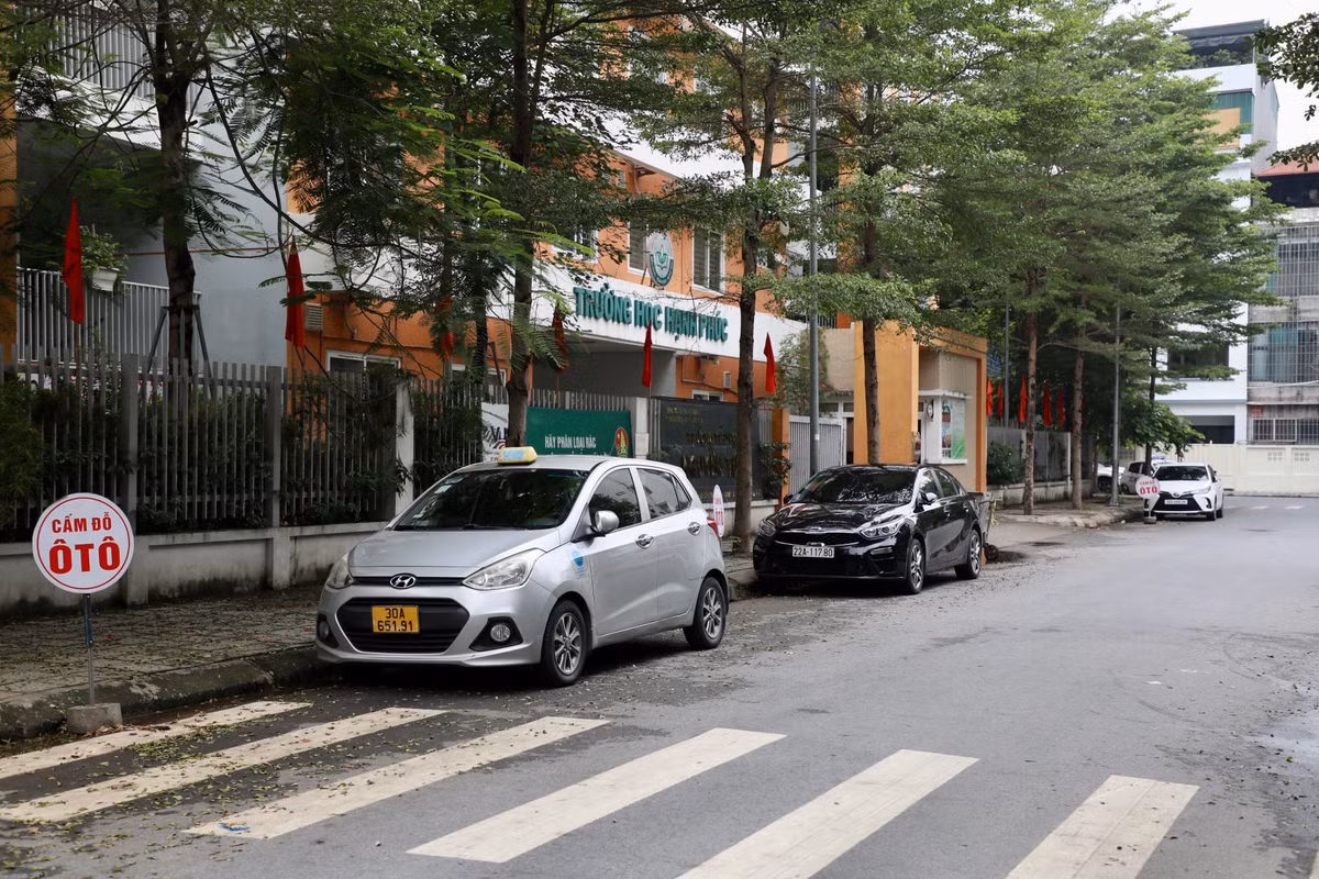 Nhiều ô tô bất chấp biển cấp vẫn đỗ tại khu vực cổng trường học nhưng không bị xử lý.