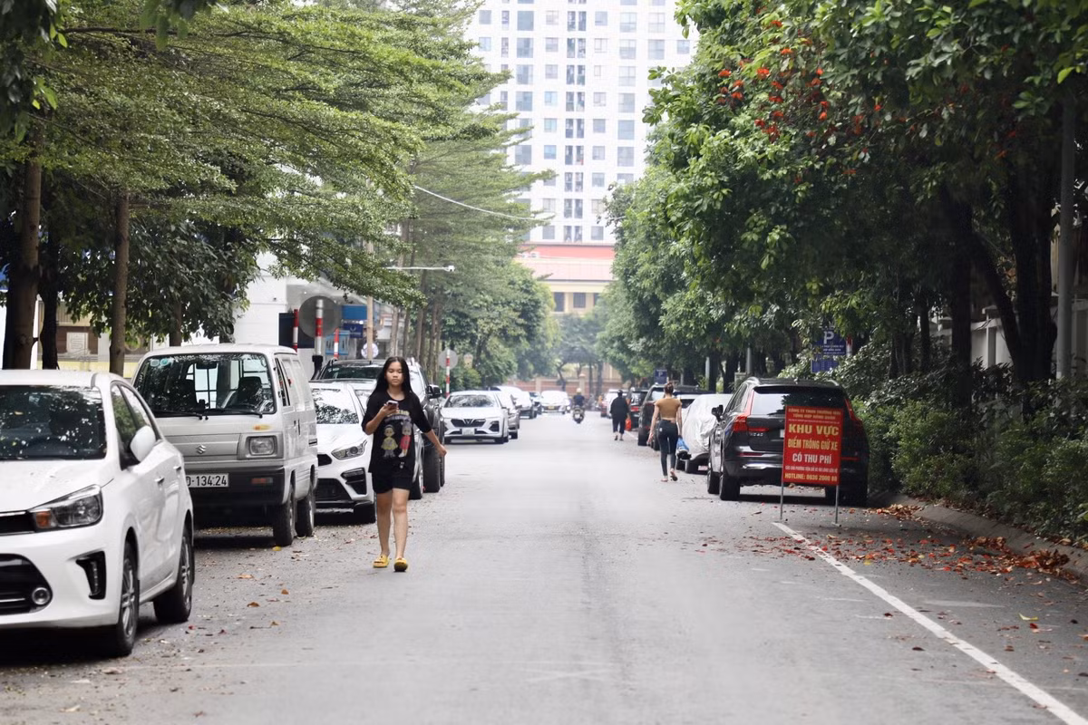 Dự án khu nhà ở số 90 Nguyễn Tuân gồm 87 căn hộ liền kề thấp tầng và 2 chung cư HH1, HH2 với 832 căn hộ. Khu chung cư có 3 tầng hầm, sức chứa khoảng 500 xe ô tô, hiện chưa đáp ứng được nhu cầu của người dân nơi đây.