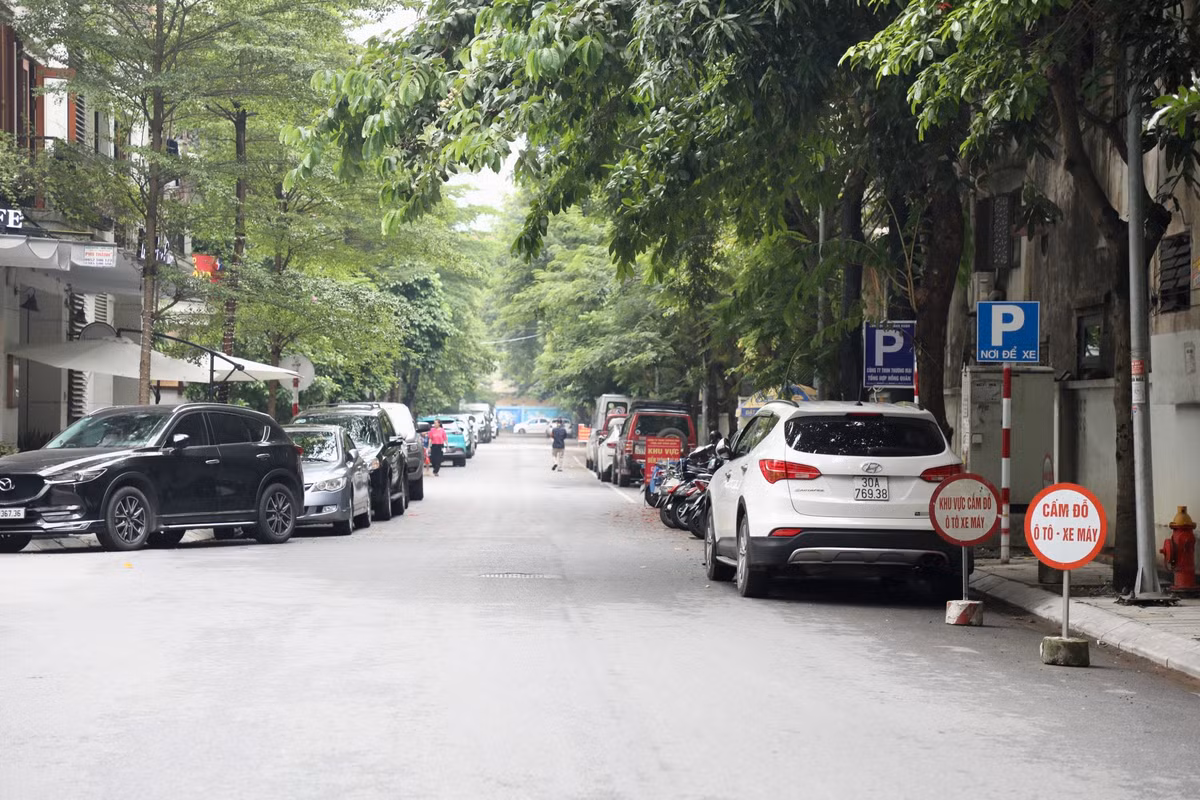 Một người dân tại ngõ 90 Nguyễn Tuân cho rằng, việc thí điểm trông giữ xe ô tô tại đây không hợp lý, thiếu căn cứ thực tế: “Cùng nằm tại khu vực dự án số 90 Nguyễn Tuân có tới 3 trường học: Trường Mầm non Bình Minh, Trường Tiểu học Nguyễn Tuân và Trường THCS Thanh Xuân Trung với khoảng 4000 học sinh. Mật độ dân cư cao, nhiều trường học, áp lực giao thông lớn mà ngõ đi thì bé, rất bất hợp lý. Hiện tại đang trong thời điểm nghỉ hè, sau khi học sinh quay trở lại học thì khu vực này chắc chắn sẽ ùn tắc nghiêm trọng”.