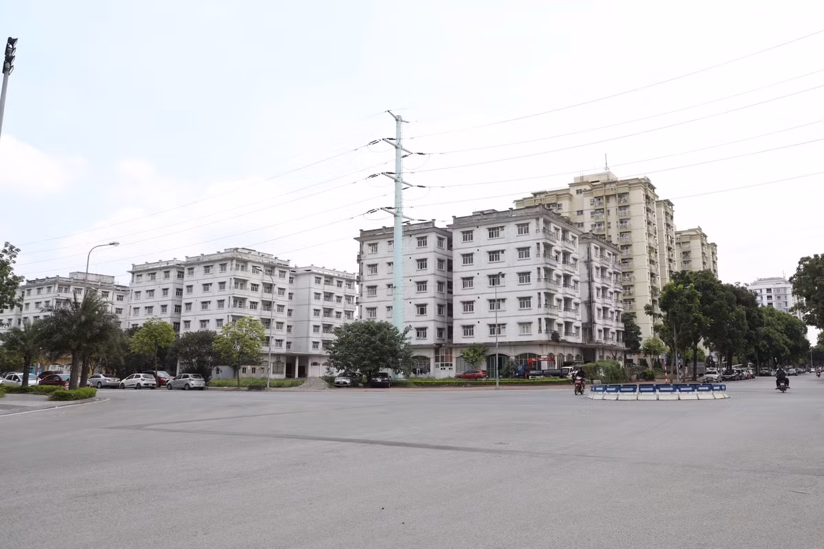 3 tòa nhà tái định cư N3 - N4 - N5 cao 6 tầng, với 150 căn hộ tại Khu đô thị Sài Đồng (phường Phúc Đồng, quận Long Biên, Hà Nội) dù nằm ở vị trí trung tâm của khu đô thị có hạ tầng giao thông thuận tiện, nhưng hàng chục năm qua không có người dân vào ở, gây lãng phí, nhếch nhác...