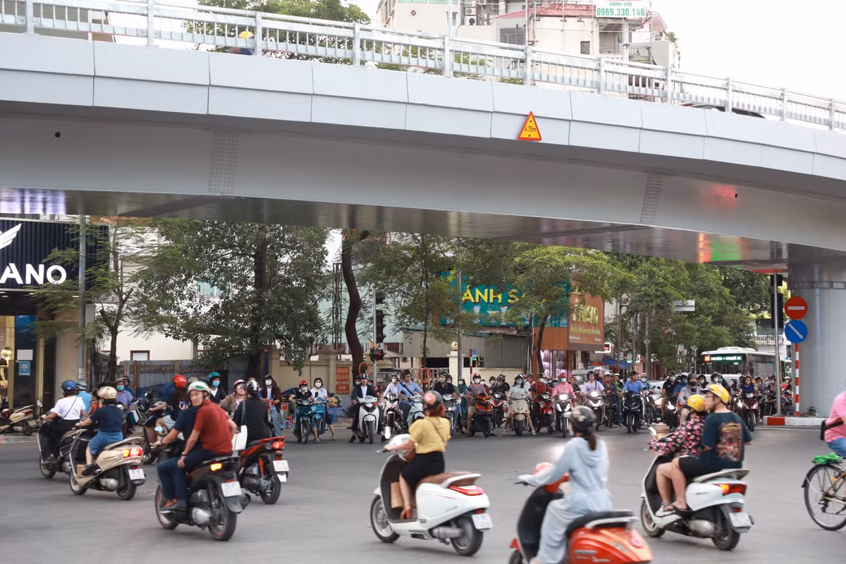 Tại khu vực nút giao Lương Đình Của - Phạm Ngọc Thạch, cơ quan chức năng cấm các phương tiện quay đầu trên đường Phạm Ngọc Thạch (theo hướng từ cầu vượt đến nút giao Lương Định Của). Cấm các phương tiện ô tô trên đường Phạm Ngọc Thạch (hướng từ Đào Duy Anh đi Chùa Bộc) rẽ trái vào phố Lương Định Của. Các phương tiện ô tô từ Phạm Ngọc Thạch rẽ trái vào Lương Định Của đi theo các hướng : Phạm Ngọc Thạch - Đào Duy Anh - Hoàng Tích Trí - Lương Định Của hoặc Phạm Ngọc Thạch - Đông Tác - Lương Định Của hoặc quay đầu tại điểm mở dải phân cách trên đường Phạm Ngọc Thạch (gầm cầu vượt) đi Lương Định Của.