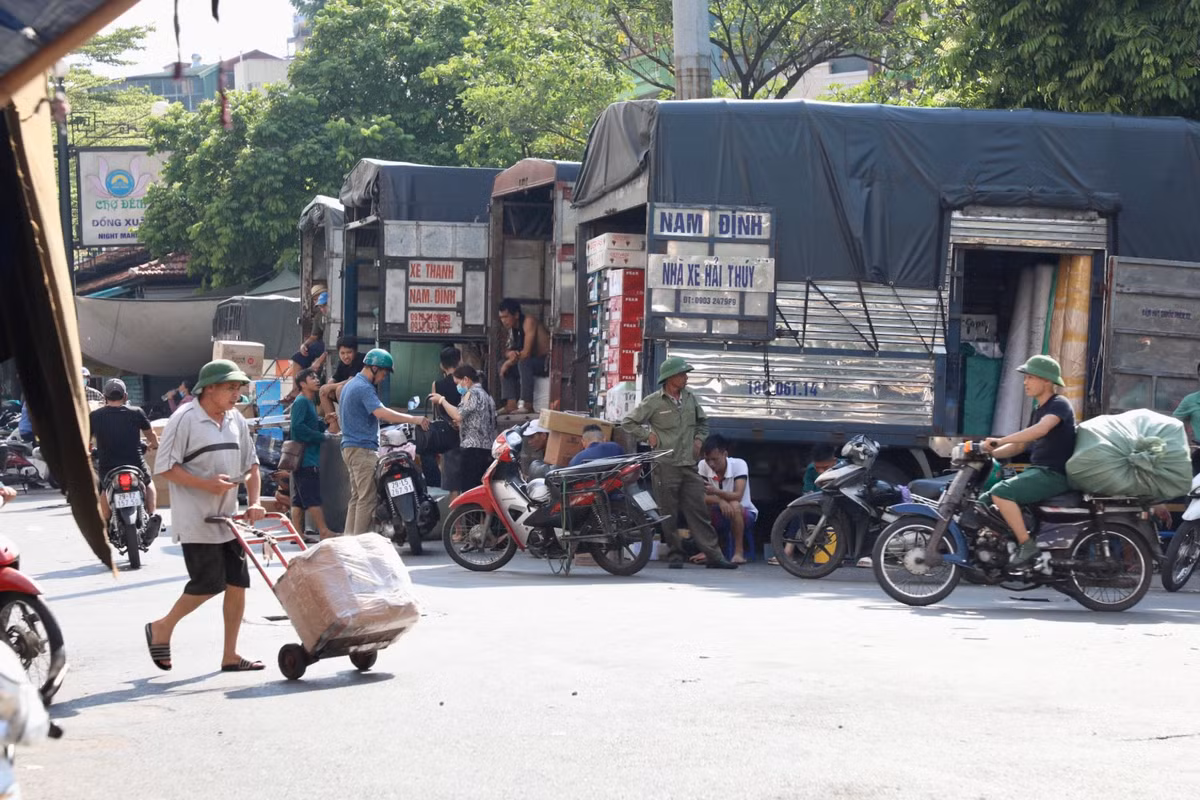  Chợ Đồng Xuân là chợ buôn bán lớn bậc nhất Thủ đô, nhiều mặt hàng đa dạng nhất, đáp ứng nhu cầu của người tiêu dùng. Nơi đây tập trung nhiều lao động từ các tỉnh lân cận như Nam Định, Yên Bái, Hưng Yên... làm nghề khuân vác, vận chuyển hàng thuê.
