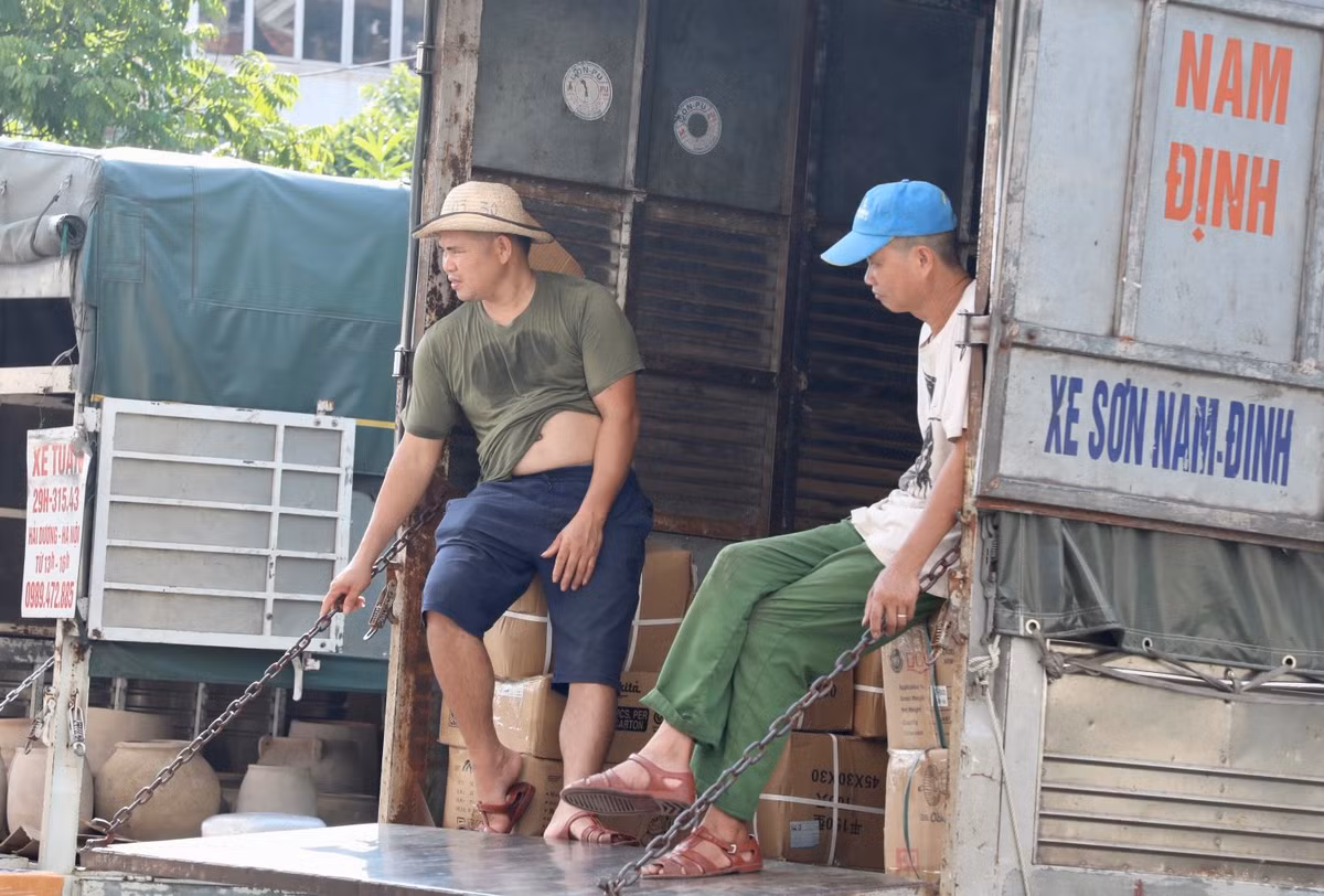 Cùng với đó, những người làm nghề phụ xe tải tại chợ Đồng Xuân cũng vất vả không kém. Thời điểm từ 6h sáng tới 18h chiều hàng ngày là lúc khu chợ tấp nập những chuyến xe chở hàng.