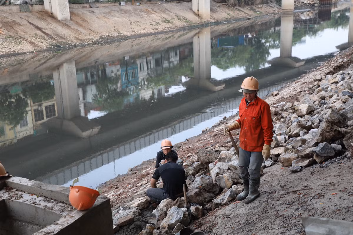 UBND TP.Hà Nội chỉ đạo các sở, Ban quản lý dự án đầu tư xây dựng công trình hạ tầng kỹ thuật và nông nghiệp thành phố nghiên cứu các giải pháp trước mắt và lâu dài để thực hiện tại Thông báo số 218/TB-VP ngày 20/5/2022 về tình hình triển khai các dự án thoát nước, xử lý nước thải, thực trạng xả thải ra các con sông và giải pháp thu gom xử lý nước thải nhằm giảm thiểu ô nhiễm môi trường các sông: Tô Lịch, Kim Ngưu, Lừ, Sét...