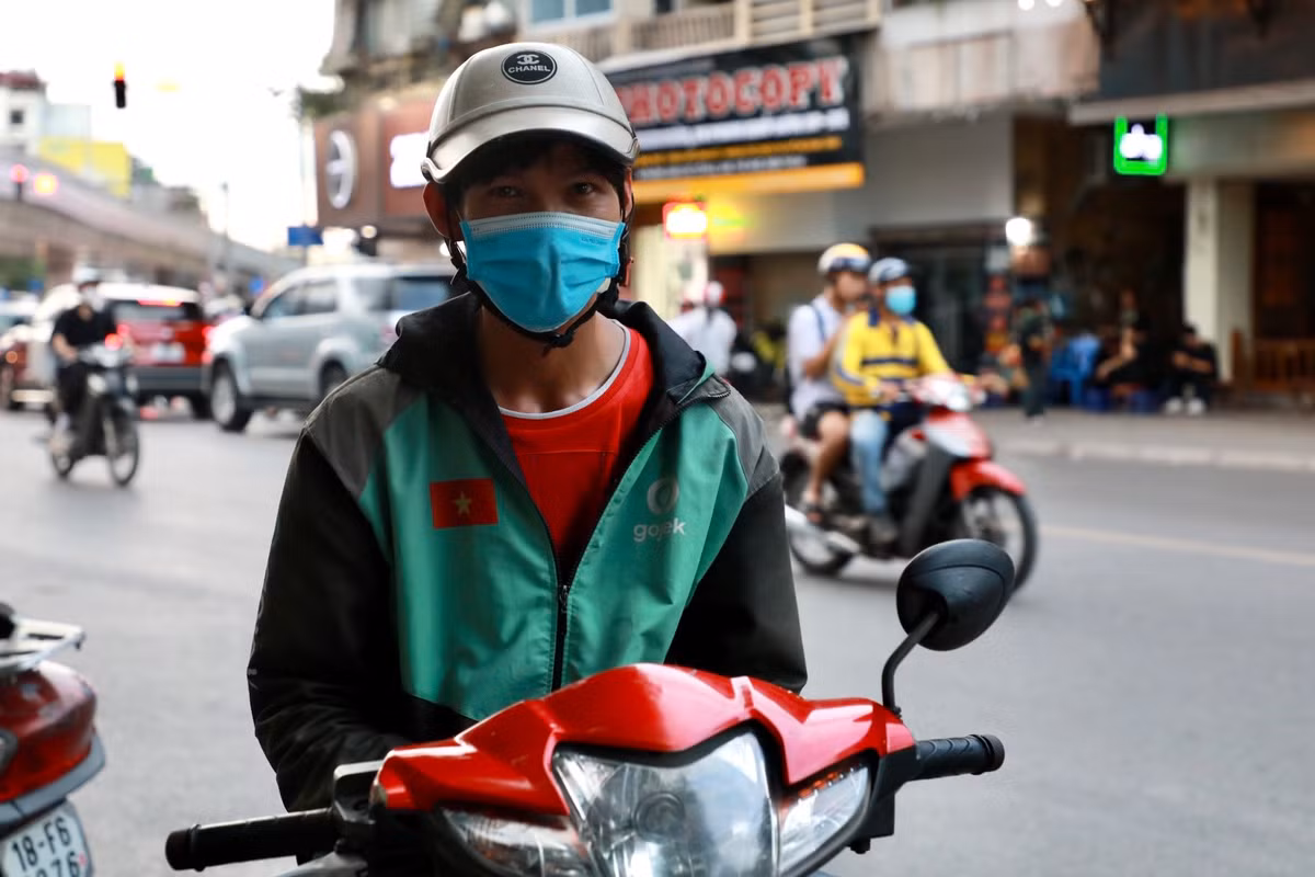 Anh Hoàng Trọng Nhân (29 tuổi, ở Nam Định) tài xế xe ôm công nghệ tại Hà Nội chia sẻ: “Từ ngày cầu vượt này thông xe, tình trạng ùn tắc giao thông giảm hẳn, các phương tiện di chuyển dễ dàng và thuận lợi hơn. Cùng với đó, cây cầu mới và đẹp đã góp phần làm cho đô thị ngày càng đẹp và phát triển hơn. Người dân chúng tôi vô cùng phấn khởi".