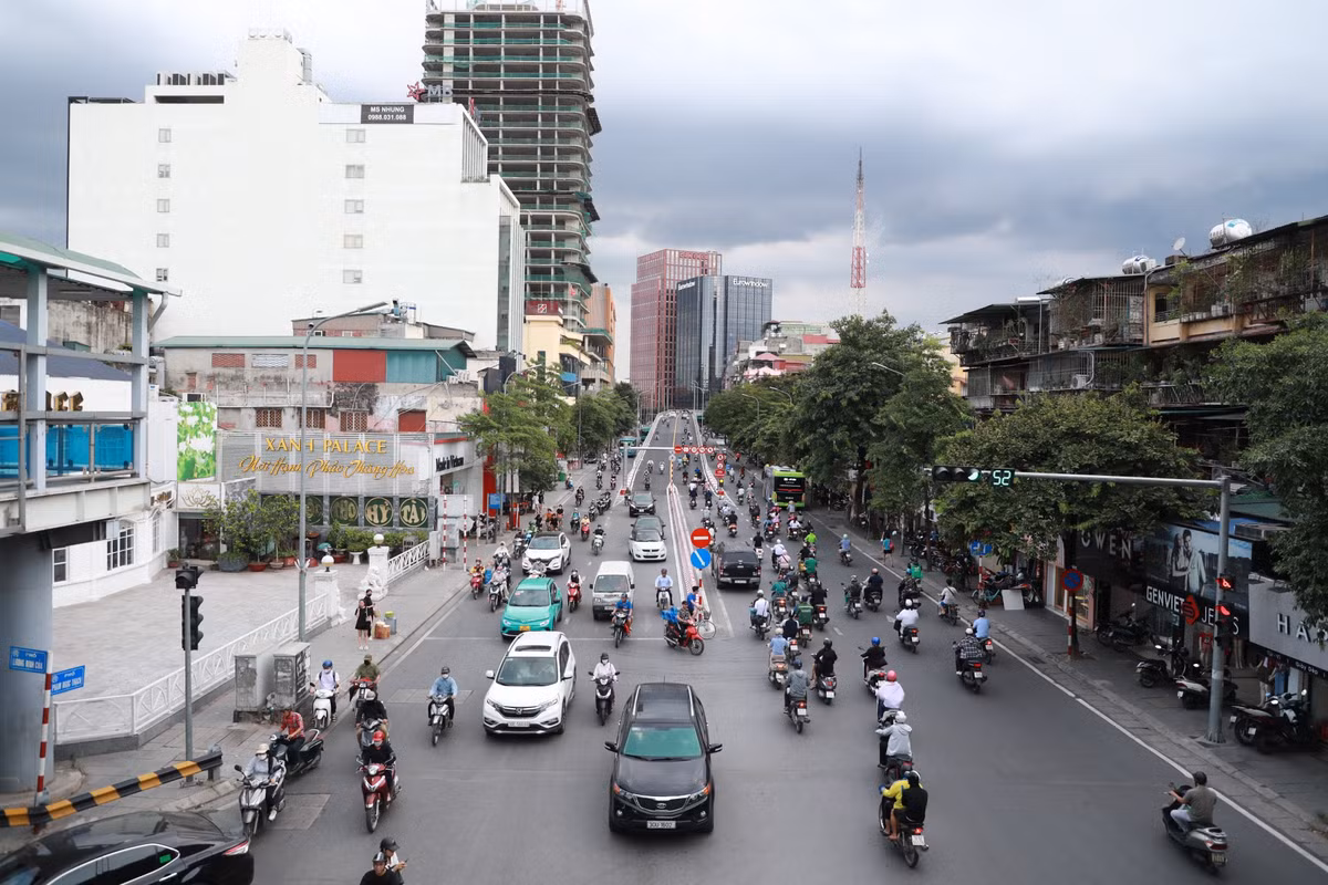 Mới đây, TP Hà Nội đã chính thức đưa vào khai thác dự án cầu vượt chữ C Chùa Bộc - Phạm Ngọc Thạch. Dự án được xây dựng nhằm mục đích giải quyết tình trạng ùn tắc giao thông tại một trong những nút giao đông đúc và sầm uất nhất của Thủ đô. Đồng thời, nâng cao năng lực giao thông qua nút giao ngã tư Chùa Bộc - Phạm Ngọc Thạch - Tôn Thất Tùng - Đông Tác và giảm tải, tăng khả năng thông hành cho các phương tiện tham gia giao thông trong khu vực.