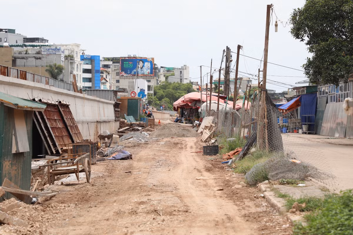 Đồng thời, làm rõ trách nhiệm của tổ chức, cá nhân có liên quan trong việc chậm tiến độ thi công công trình; chủ trì, phối hợp với UBND quận Tây Hồ xây dựng phương án phòng, chống thiên tai năm 2023 theo đúng quy định của Luật Phòng, chống thiên tai. Trong đó, xác định đoạn đê hữu Hồng nêu trên là trọng điểm đê điều xung yếu cấp thành phố để xây dựng phương án hộ đê, bảo vệ trọng điểm.