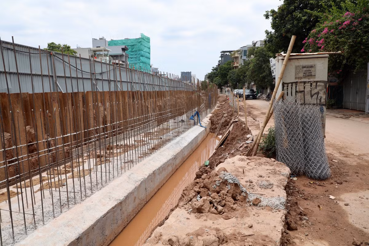 Đoạn đê hữu Hồng đối diện chùa Tứ Liên bị đào xẻ nhưng chưa được bồi đắp lại, nhiều đoạn ngập úng.