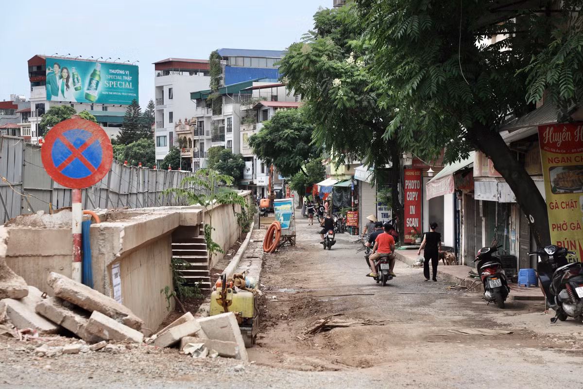 Để đáp ứng yêu cầu chống lũ ngày càng cao, hạn chế ùn tắc giao thông, thành phố Hà Nội đã giao Ban Quản lý dự án đầu tư xây dựng công trình giao thông thành phố làm chủ đầu tư thực hiện giai đoạn 2 dự án xây dựng công trình cầu vượt tại nút giao An Dương - đường Thanh Niên, trong đó có hạng mục thay thế kết cấu đê làm bằng đất thành đê bê tông đoạn từ K58+755 đến K62+500.