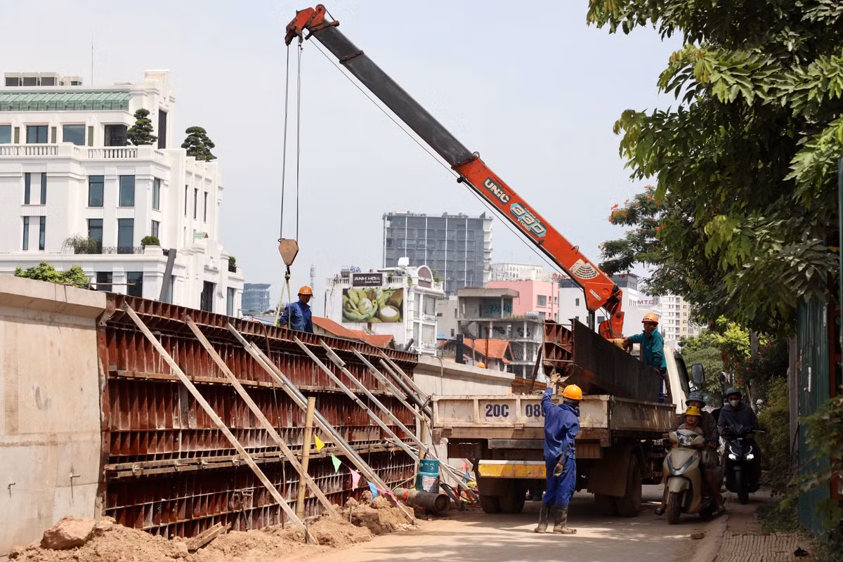 UBND TP Hà Nội yêu cầu cần làm rõ trách nhiệm của tổ chức, cá nhân có liên quan trong việc chậm tiến độ thi công công trình; chủ trì, phối hợp với UBND quận Tây Hồ xây dựng phương án phòng, chống thiên tai năm 2023 theo đúng quy định của Luật Phòng, chống thiên tai.