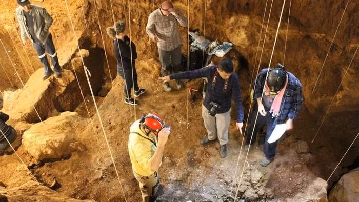 Trước đó, nhà khoa học đã phát hiện mảnh xương người 70.000 tuổi ở hang Tam Pà Ling. Nhưng cuộc khai quật gần đây đã thu về các mảnh hóa thạch hộp sọ và xương ống chân từ hai cá thể homo sapiens, được xác định là từ loài người hiện đại, với niên đại lần lượt là 73.000 và 86.000 tuổi.