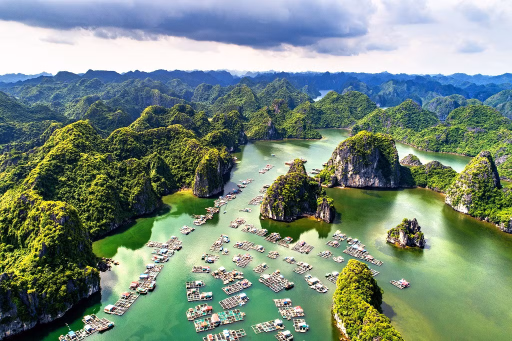 Vịnh Lan Hạ, nằm cách Hà Nội khoảng 30 km về phía Đông Bắc, là một điểm đến du lịch tuyệt vời mà ít người biết đến. Với vẻ đẹp hoang sơ và không gian yên tĩnh, Vịnh Lan Hạ là một ốc đảo nằm giữa hồ Quan Lạn và hồ Long Hạ, tạo nên một không gian hài hòa giữa núi rừng và biển cả.