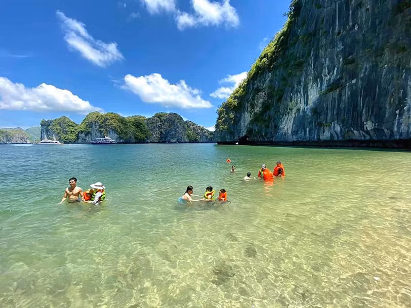 Du khách đến Vịnh Lan Hạ sẽ được trải nghiệm những bãi biển tuyệt đẹp với cát trắng mịn và nước biển trong xanh. Nơi đây còn có nhiều hoạt động thú vị như đi bộ trên bãi biển, bơi lội, lướt ván, hay đơn giản là thư giãn dưới ánh nắng mặt trời và ngắm nhìn khung cảnh thiên nhiên hùng vĩ.