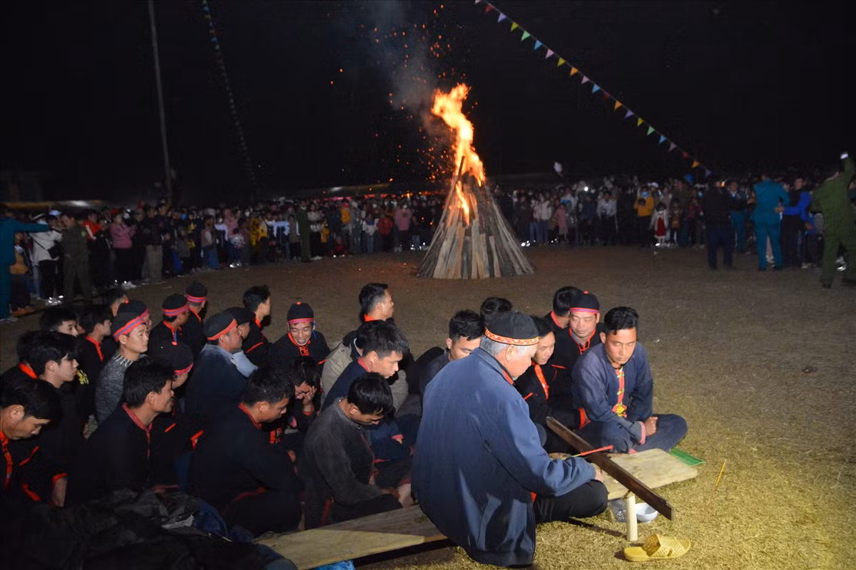Lễ nhảy lửa cũng mang đến sự gắn kết và thể hiện lòng biết ơn đối với thiên nhiên và môi trường.