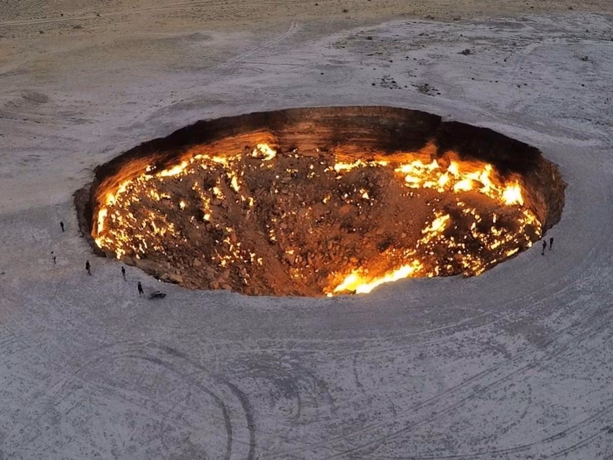 Hố khí gas Darvaza được tạo ra trong thời kỳ Chiến tranh Lạnh khi các nhà địa chất Liên Xô đến Turkmenistan để tìm dầu mỏ.