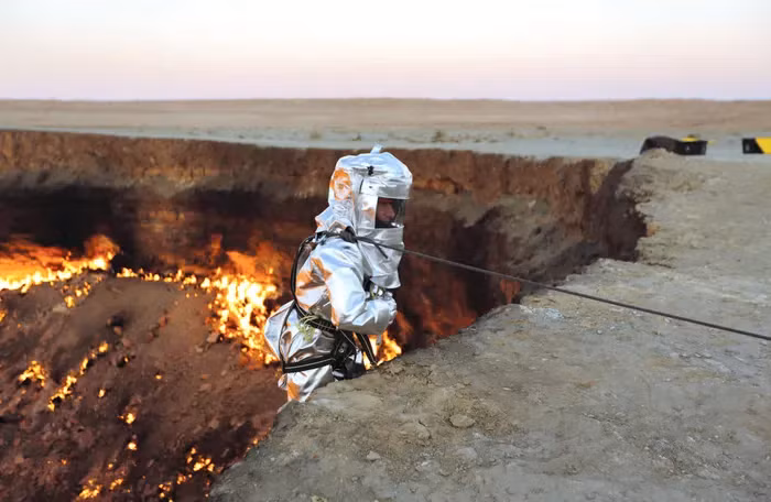 Tổng thống Turkmenistan đã ra lệnh tìm cách đóng "Cổng địa ngục" từ tháng đầu năm, nhưng vẫn chưa tìm ra giải pháp.