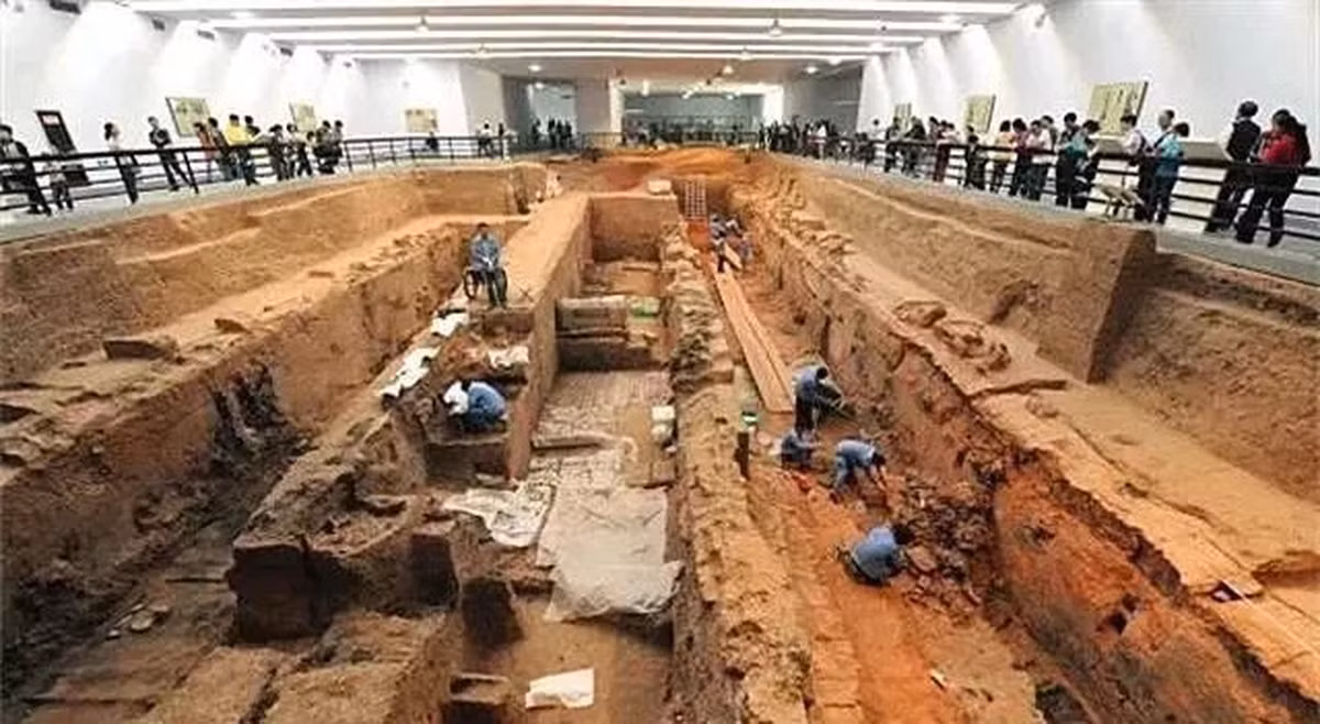Sau đó, bỗng nhiên trên con kênh xuất hiện một cái hố lớn đường kính khoảng 2m. Bên dưới cái hố còn có một số bức tường bằng gạch.