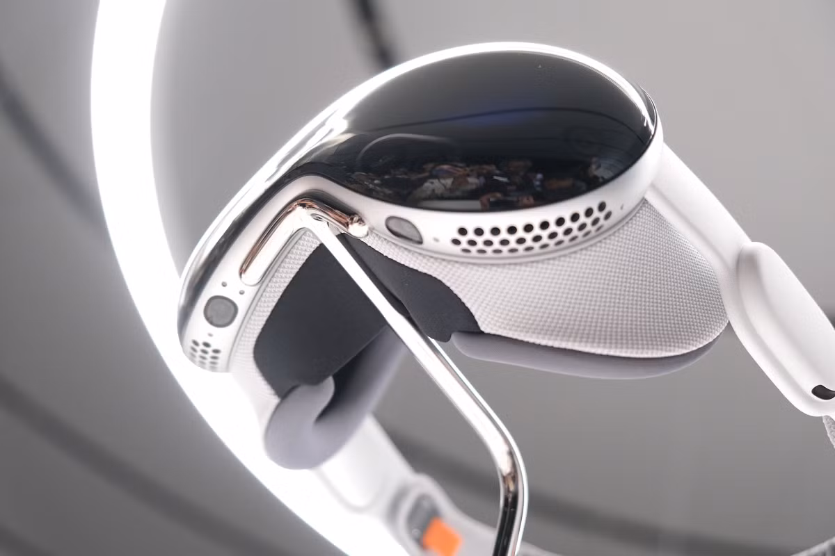 Một điểm nổi bật nữa của Vision Pro là tính năng nhận diện khuôn mặt và ánh mắt của người dùng.