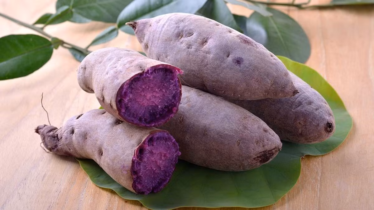 Khoai mỡ tím chứa nhiều chất chống oxy hóa và vitamin C, giúp tăng cường hệ miễn dịch và ngăn chặn sự phá hủy của các gốc tự do trong cơ thể.