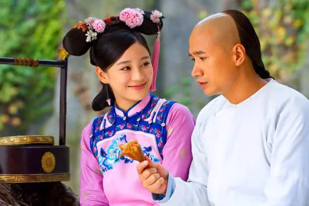 Trước khi Hàm Phong đế lên ngôi, Vũ Giai thị được sắp xếp đến bên cạnh Hoàng tứ tử Dịch Trữ (tức Hàm Phong đế sau này) để trở thành một trong những cung nữ trợ giúp hoàng tử.