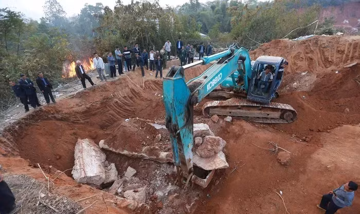 Ông không dám tiếp cận mà liền gọi cảnh sát để được giúp đỡ. Cảnh sát đến hiện trường và ban đầu cũng băn khoăn về chiếc hố.