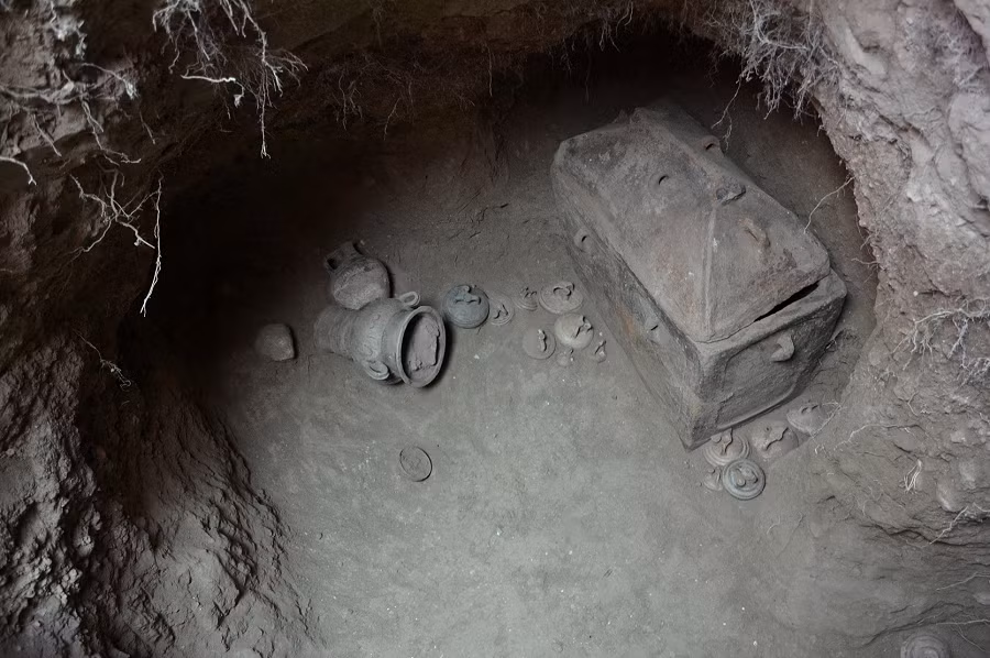 Trong ngôi mộ hoàn toàn trống không chỉ còn lại chép về cuộc đời của thiền sư Nghiêm Cự Quang. (Ảnh minh họa).