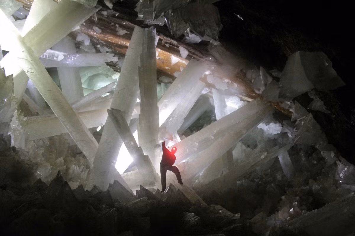 1. Một trong những nơi kỳ lạ trên thế giới là Hang pha lê, Mexico. Nằm trong mỏ Naica ở núi Sierra de Naica, Mexico, hang pha lê được phát hiện từ 20 năm trước. Với những khối pha lê khổng lồ, địa danh kỳ lạ này có khung cảnh như trong một câu chuyện viễn tưởng.