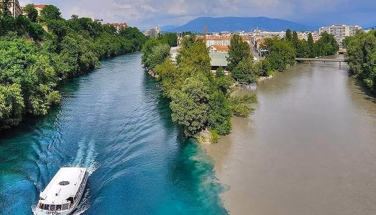 8. Điểm giao thoa giữa sông Rhone và Arve: Có một sự tương phản được nhìn thấy giữa hai con sông của Geneva Thụy Sĩ; Một màu xanh và màu nâu khác. Chúng không bao giờ trộn lẫn hoàn toàn do sự khác biệt về mật độ.