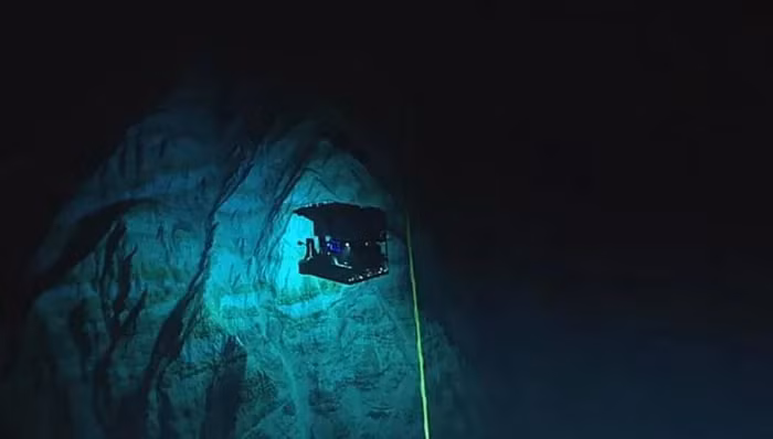 James Cameron, đạo diễn phim Titanic, đã thám hiểm Challenger Deep.