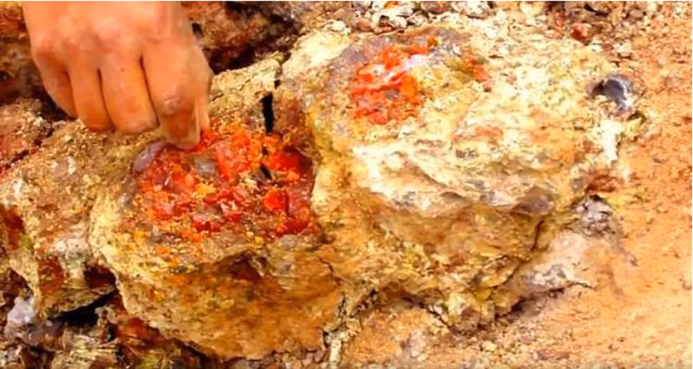 "Kho báu" mà nhóm công nhân người Mexico đã tìm thấy là một tảng đá opal lửa có màu đỏ máu, một loại đá quý đẹp nhất trên Trái đất.