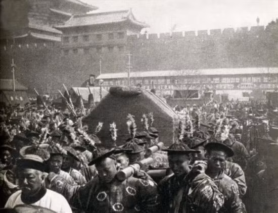 Ngoài ra, cũng có câu chuyện về máu rỉ ra từ quan tài của Từ Hi Thái hậu, làm nhuộm đỏ mặt đất. Điều này có thể chỉ là lời đồn thổi để tăng thêm tính huyền bí cho tang lễ.