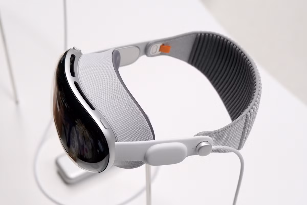Mặc dù vậy, Apple không định từ bỏ các tính năng quan trọng như công nghệ Eyesight và hệ thống theo dõi bàn tay, cần thiết cho việc điều hướng trên hệ điều hành Vision OS.