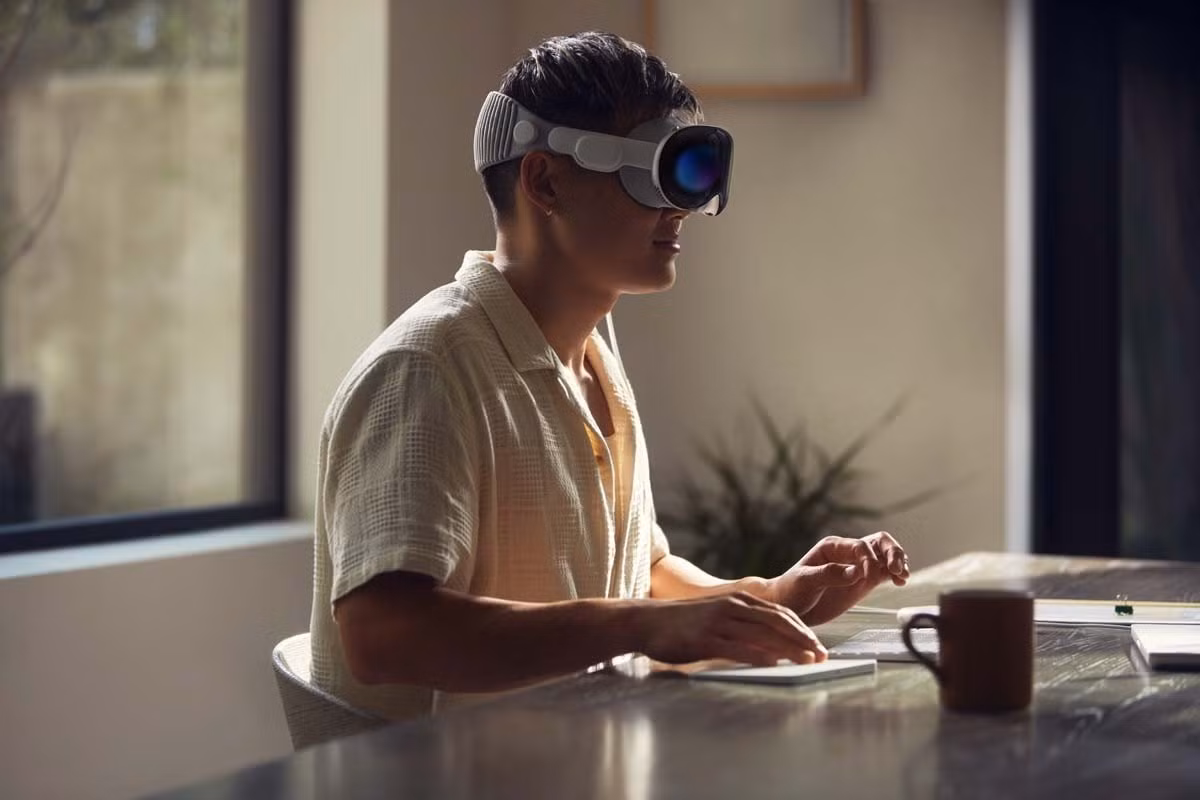 Vì vậy, Apple đã lên kế hoạch phát triển một phiên bản kính dễ tiếp cận hơn với giá bán phải chăng hơn so với Vision Pro. Sản phẩm mới có thể được gọi là Vision hoặc Vision One và dự kiến sẽ được giới thiệu vào năm 2025.