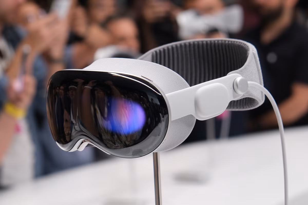 Với những tính năng đáng kinh ngạc và hiệu suất mạnh mẽ, Vision Pro đã thu hút sự chú ý của cộng đồng công nghệ và người tiêu dùng. Tuy nhiên, giá bán cao của sản phẩm này đã khiến nhiều người tỏ ra e ngại.