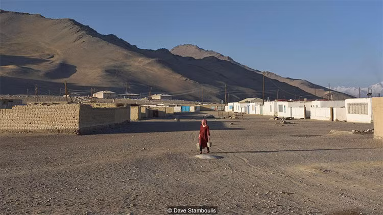 Ngoài ra, khu vực hồ Karakul có một ngôi làng gần đó, làng Karakul, nơi ít người sinh sống do điều kiện địa lý khắc nghiệt và khí hậu lạnh buốt quanh năm.