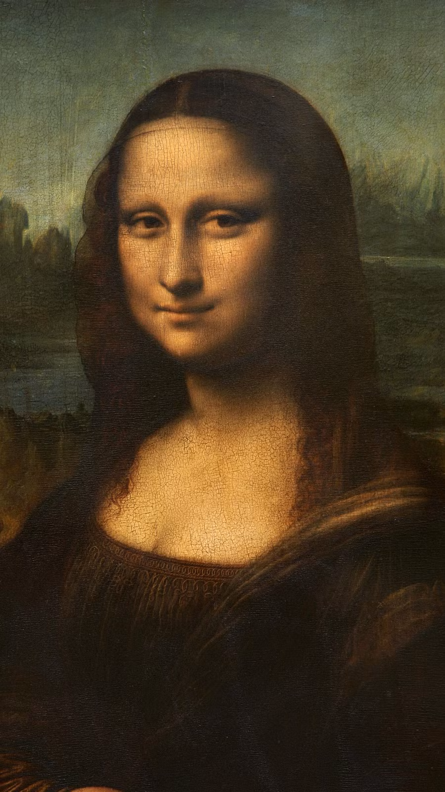 Từ ánh mắt lạnh lùng và nụ cười bí ẩn của người phụ nữ trong bức tranh, Mona Lisa đã gợi lên không ít sự tò mò và đặt ra hàng loạt câu hỏi về nguồn gốc và ý nghĩa của tác phẩm này.