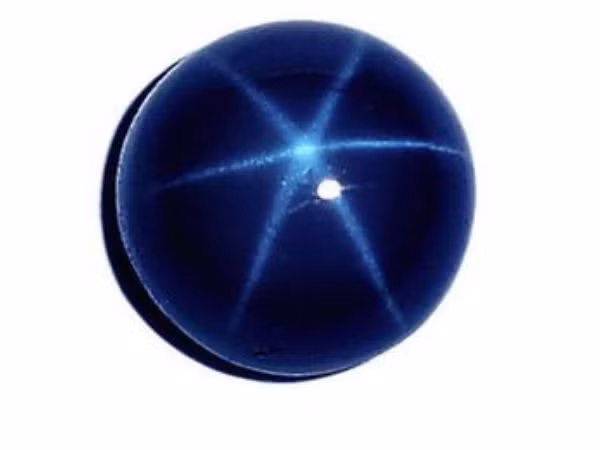 Hiệu ứng này xuất hiện nhờ vào cấu trúc tinh thể đặc biệt trong Sapphire, khi ánh sáng phản xạ trên các tạp chất và tạo ra những đường sao lung linh. Sự lấp lánh của Sapphire sao chính là điểm nhấn tạo nên sự mê hoặc và sự lôi cuốn của nó.
