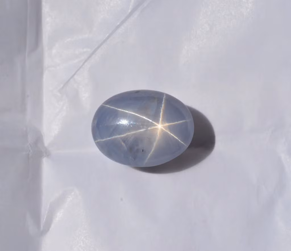 Sapphire sao có một đặc điểm rất độc đáo, đó là hiệu ứng ánh sáng sao. Khi được chiếu sáng, Sapphire sao tạo ra hình ảnh một ngôi sao sáu cánh lấp lánh, như một cánh cửa đến thế giới thần tiên.