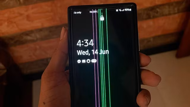 Mới đây, Galaxy Note 20 Ultra đã gặp sự cố với màn hình khi người dùng cài đặt bản cập nhật phần mềm mới. Một số chủ sở hữu của điện thoại này đã phát hiện các đường kẻ màu xanh lục và hồng xuất hiện trên màn hình của họ.