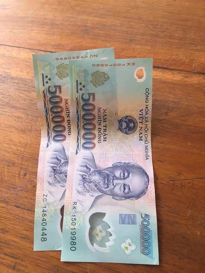 Sau khi sát hại bố nuôi, Tùng đã lấy đi 1 đồng hồ đeo tay trị giá 500.000 đồng, một ĐTDĐ, một chùm chìa khóa, 1 triệu đồng trong ví và giấu chiếc xe Dream của ông Trường vào nhà. Nhằm phi tang tội ác, Tùng cậy gạch lát nền, đào một hố cho vừa xác ông Trường vào rồi lấp đất kín lên. Hôm sau, Tùng mua 15kg ximăng, đổ bê tông lên mặt hố chôn xác, rải một lớp nilon lên rồi xếp gạch lát nền lại như cũ. Vài hôm sau, Tùng đem chiếc điện thoại di động và chiếc xe máy đi cầm đồ lấy tiền tiêu xài. Tùng lấy chùm chìa khóa để mở cửa vào nhà ông Trường hai lần, một lần lấy trộm đầu đĩa đi bán được 1 triệu đồng, lần thứ hai thì bị cháu ruột ông Trường phát hiện và đòi lại. (Ảnh minh họa, nguồn internet) 