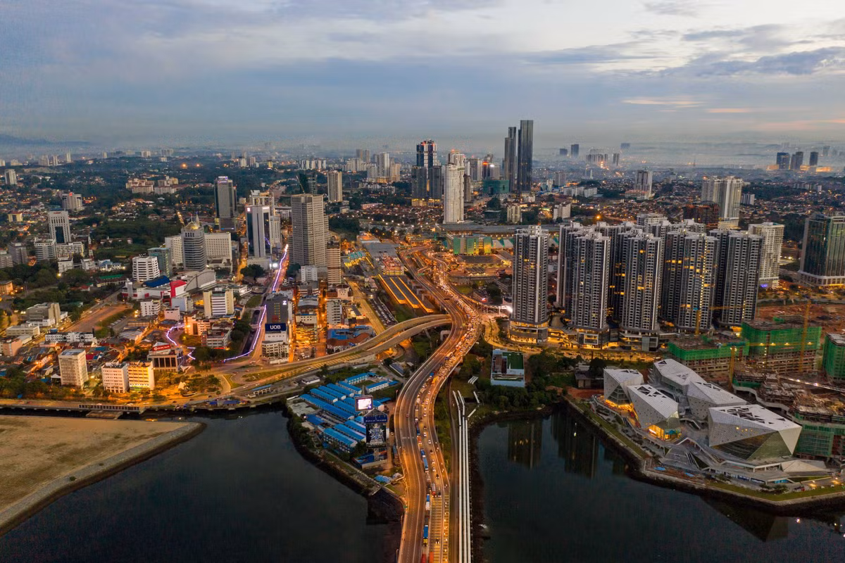Cận Tết Nguyên đán, cơ quan điều tra cho họp lại Ban chuyên án để phân tích, đánh giá các chứng cứ mà lực lượng trinh sát thu thập được. Có một tình tiết khiến Ban chuyên án đặc biệt chú ý đó là suốt thời gian anh Hành mất tích, người vợ lại tỏ ra dửng dưng, không lo lắng theo diễn biến tâm lý thông thường. Thậm chí, những ngày cận Tết vẫn thấy Hương bình thản mua sắm, dọn dẹp nhà cửa, không hề có biểu hiện buồn bã trước sự mất tích của chồng. (Ảnh minh họa, nguồn internet) 