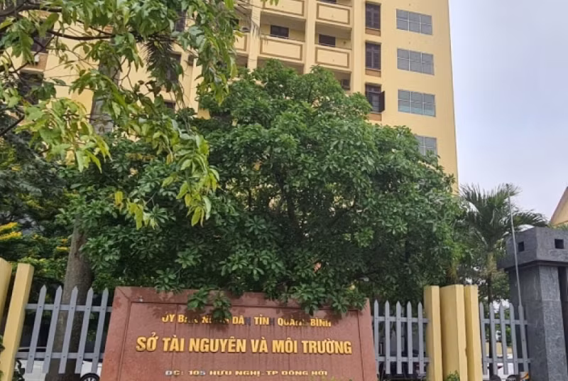  Bắt quả tang 4 cán bộ Sở Tài nguyên và Môi trường tỉnh Quảng Bình đánh bạc: Ngày 3/7/2023, lãnh đạo sở Tài nguyên và Môi trường tỉnh Quảng Bình xác nhận, 4 cán bộ đang công tác tại cơ quan này vừa bị lực lượng chức năng bắt quả tang về hành vi đánh bạc. Theo đó, nhóm người đang công tác tại sở Tài nguyên và Môi trường tỉnh Quảng Bình đang đánh bạc ở một nhà hàng trên đường Hữu Nghị, thành phố Đồng Hới thì bị lực lượng Công an thành phố Đồng Hới, Công an Quảng Bình bắt quả tang.