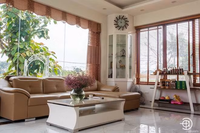 Phòng khách đơn giản nhưng đẹp mắt trong căn biệt thự của vợ chồng Việt Hoàn. (Ảnh: Soha)