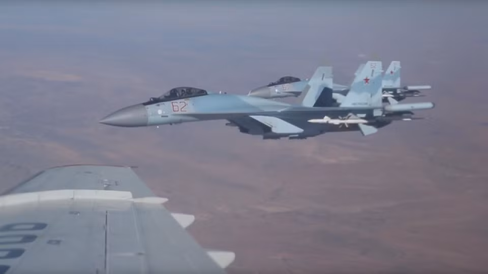 Cụ thể, một tiêm kích Su-35S hoặc Su-30SM của không quân Nga đã cất cánh từ căn cứ Hmeimim và chặn đầu chiến đấu cơ Israel khi nó đang áp sát biên giới Syria để thực hiện đòn tấn công đường không.
