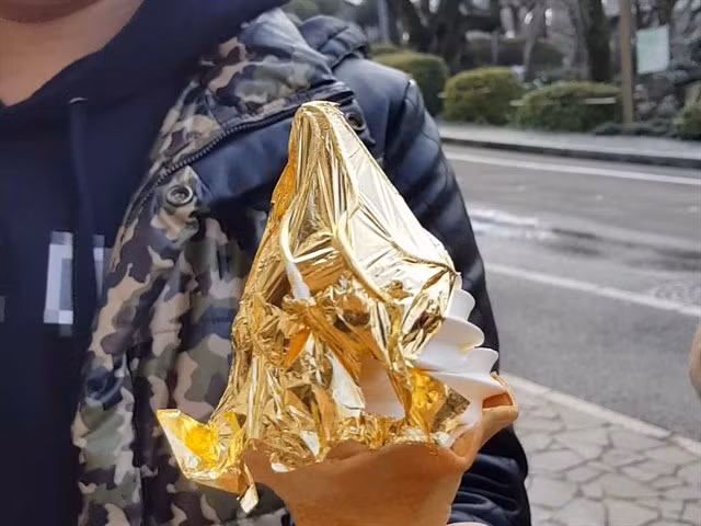 Và theo một số bạn trẻ may mắn từng được thưởng thức loại kem mới lạ này thì hương vị của nó dường như tinh tế và có phần đặc sắc hơn kem ốc quế bình thường.