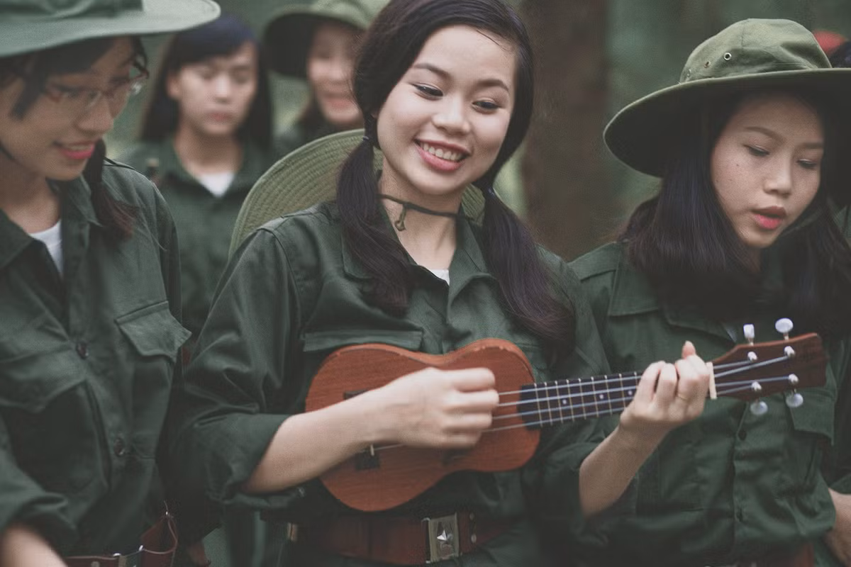 Theo các thành viên trong lớp, ý tưởng về bộ ảnh kỷ yếu này được từ những lần lớp biểu diễn các tiết mục văn nghệ nhân các ngày lễ truyền thống như Ngày Thành lập Quân đội Nhân dân Việt Nam, Ngày Giải phóng miền Nam...