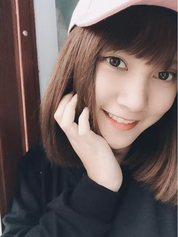 Tuy đã xa trường nhưng Nguyễn Hà An, học sinh chuyên Anh luôn được đàn em khóa dưới nhớ đến bởi khuôn mặt xinh đẹp, gương mẫu trong các hoạt động của trường. Ảnh: FBNV.
