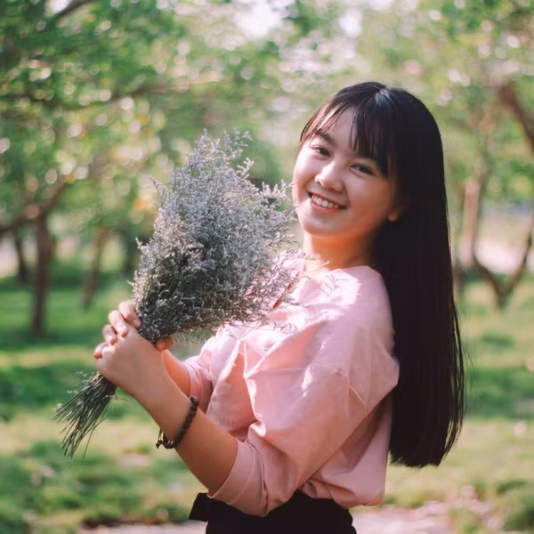 Khuôn mặt tròn bầu bĩnh, nụ cười xinh tươi của là Hà An - lớp 12 chuyên Văn lấy lòng tất cả mọi người trong lần đầu gặp gỡ. Ảnh: FBNV.