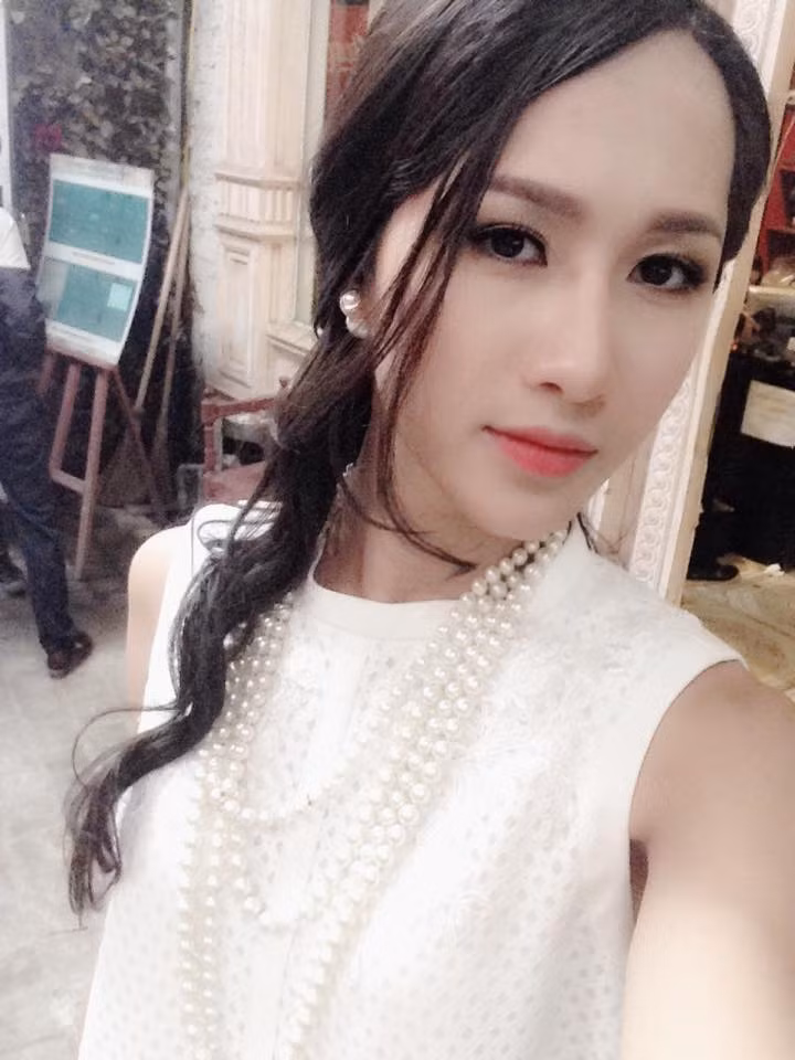 Sâu chuỗi một số hình ảnh và hoạt động mới của Trâm Anh: Ra tù, làm gái bar và giờ là bị nghi "lấy chồng"... với thói quen thường xuyên cập nhật mọi thứ lên Facebook, có vẻ như khi vừa bắt đầu lại cuộc sống sau quãng thời gian cải tạo trong trại giam, Trâm Anh đã tự mình tạo ra khá nhiều "sóng gió" cho chính bản thân.