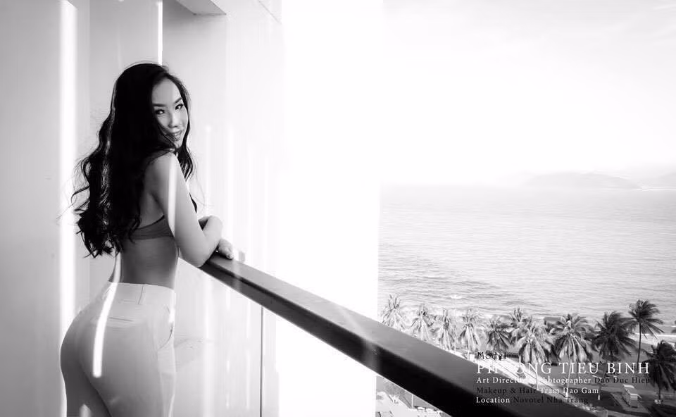 Người ta có thể dễ dàng nhận thấy, hot girl Nha Trang ngày càng gợi cảm. Nếu như trước đây, Phương Tiểu Bình luôn khoe các trang phục kín đáo, e lệ trong tà áo dài truyền thống thì đến nay, cô nàng không ngần ngại chia sẻ các bức hình cực nóng bỏng. Ảnh: Đào Đức Hiếu.